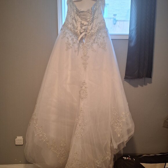Wedding dress In Very Good Condition - Picture 3 of 4